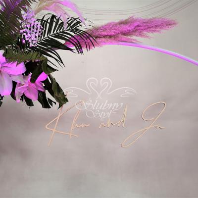 Inicjały młodych na ściance