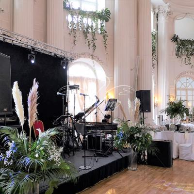 Dekoracje przy scenie na Zamku w Rydzynie