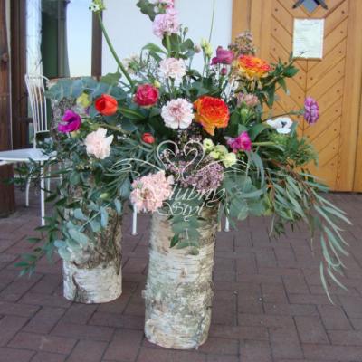 Duża dekoracja kwiatowa na pieńku z brzozy