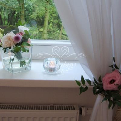 Przystrojenie upięcia firany żywym kwiatkiem i zielonym ruskusem