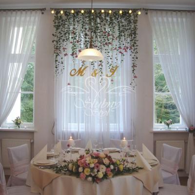 Piękna aranżacja ścianki i stołu Pary Młodej - Pałac w Dębinie 