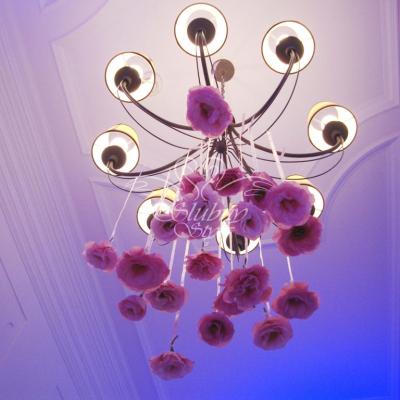 Delikatne eustomy na wstążeczkach wystrojem żyrandola