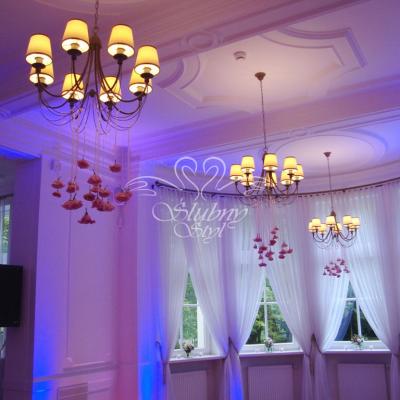 Dekoracja żyrandoli, bukiety kwiatów na parapetach