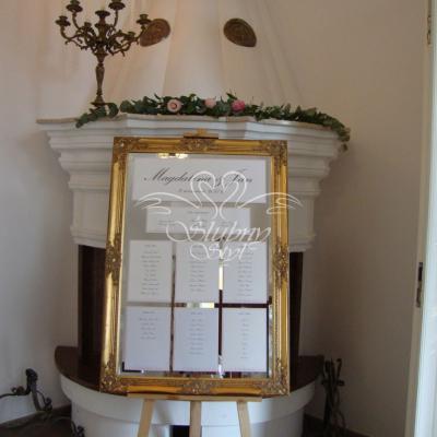 Lustro w złotej ramie z rozmieszczeniem gości