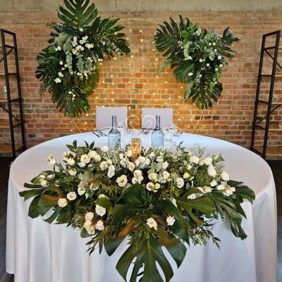 Złote koło z liśćmi monstery za Młodą Parą na weselu