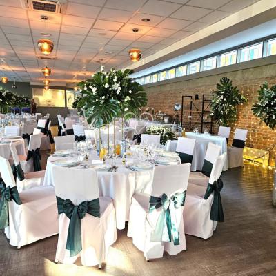 Kompozycje z liśćmi monstery na złotych stojakach na wesele - Fortezza