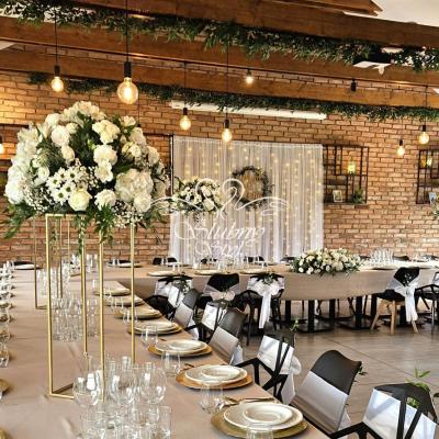 Dekoracja sali weselnej w bieli i zieleni butelkowej Niedźwiedzia 25