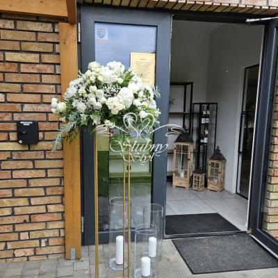 Dekoracja wejścia na salę weselną, kompozycją kwiatową na wysokim stojaku