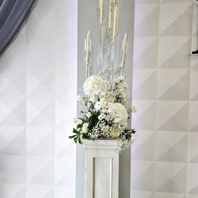 Eleganckie akrylowe świeczniki z dekoracją kwiatową na wesele