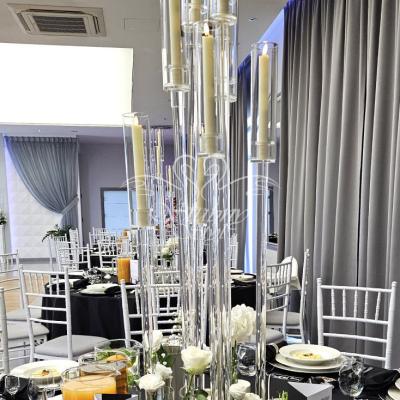 Świecznik transparentny w dekoracji weselnej