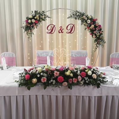 Romantyczna ścianka ślubna koło