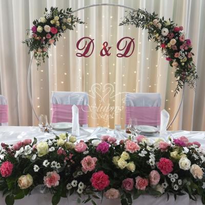 Dekoracja stołu Młodej Pary w kolorach różu