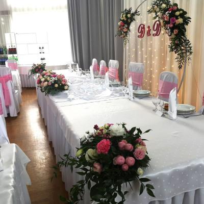 Dekoracja stołu młodych na wesele