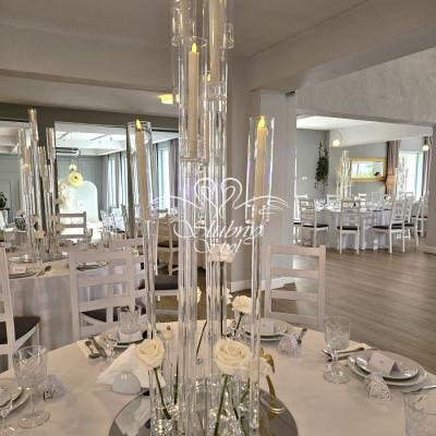 Wystrój na biało z przezroczystymi świecznikami - Restauracja 100 Jezior