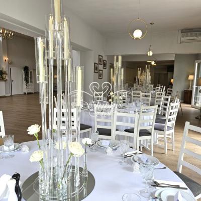 Świeczniki plexi na lustrzanych podstawkach w dekoracji sali weselnej 100 Jezior