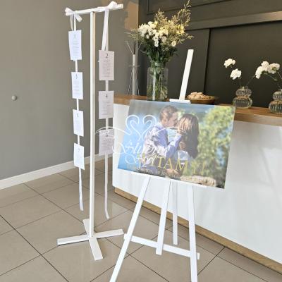 Nietypowa tablica na wejściu na salę weselną z rozmieszczeniem gości