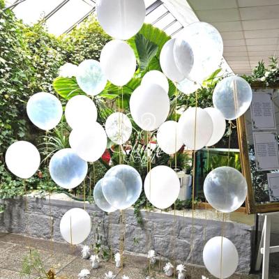 Na wejściu dekoracja, balony z helem 