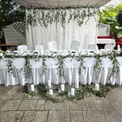 Dekoracja miejsca Młodej Pary ruskusem i gałązkami oliwki w Restauracji Skarpa