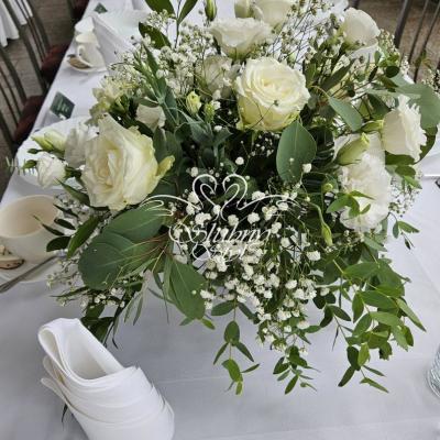 Niskie dekoracje kwiatowe w bieli i zieleni na wesele