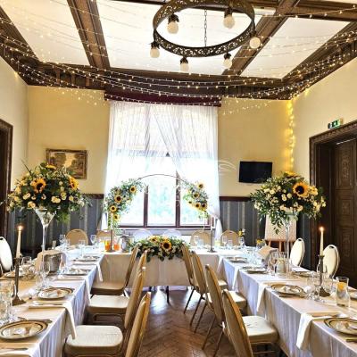 Tło, złote koło ze słonecznikami na wesele - Pałac w Wąsowie