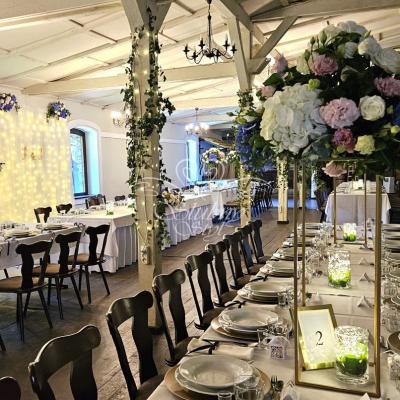 Kolorowe dekoracje na złotych stojakach w Stodole Swarzędz