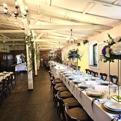 Wesele w kolorach bieli, różu i granatu w Stodole