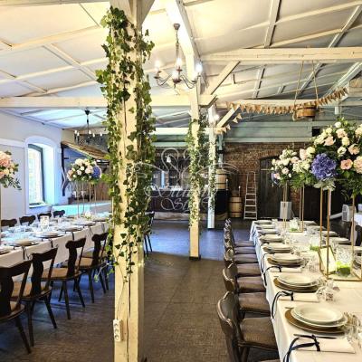 Dekoracja słupów bluszczem ze światełkami na wesele - Stodoła w Swarzędzu