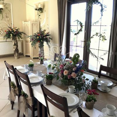 Niezwykłe kompozycje kwiatowe na pieńkach brzozy