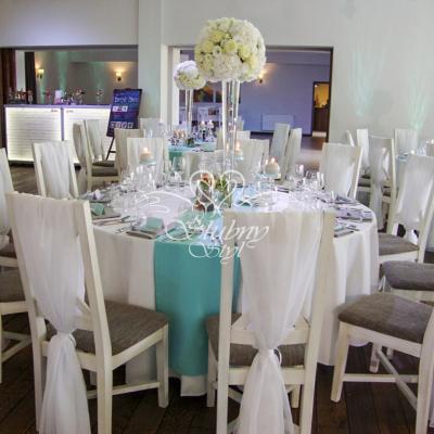 Delikatne i zwiewne pokrowce na oparcia krzeseł