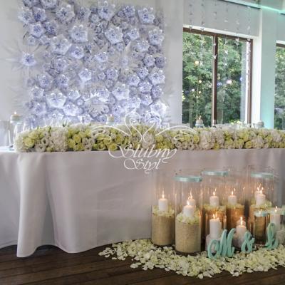 Turkusowe inicjały na żywych płatkach róż