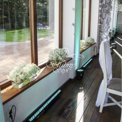 Dekoracja parapetów gipsówką w szklanych rynnach