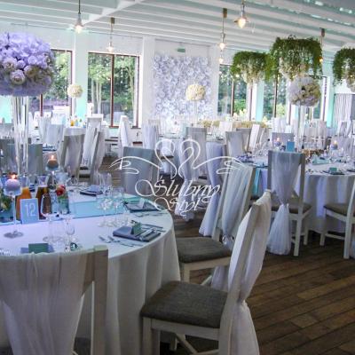 Na stołach wysokie dekoracje w kształcie kuli 