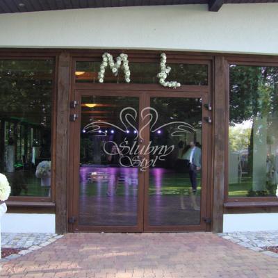 Na wejściu inicjały z żywych kwiatów