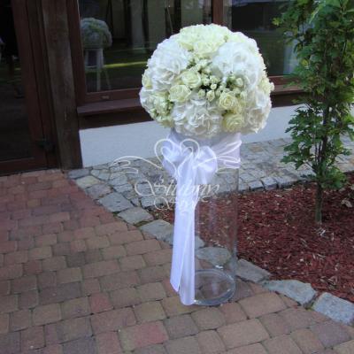 Szklana wysoka tuba z kulistą dekoracją ze świeżych kwiatów hortensji i róż