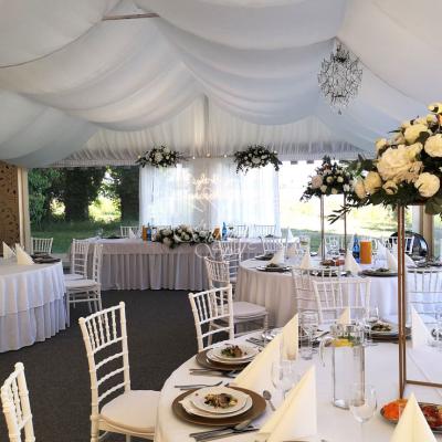 Aranżacja dekoracji sali weselnej w odcieniach bieli i złota