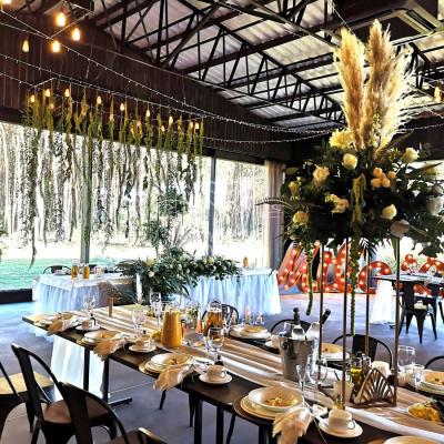 Dekoracje na wysokich złotych stojakach - Zajazd w Białej