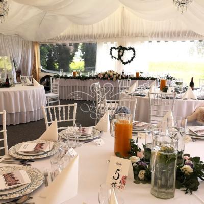 Dekoracja stołów wiankami i pływającymi świeczkami na ślub