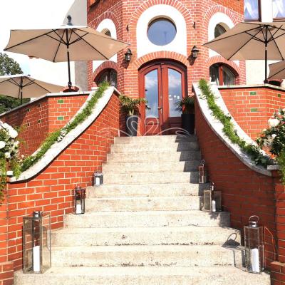 Dekoracja wyjścia z Zamku von Treskov na ślubie