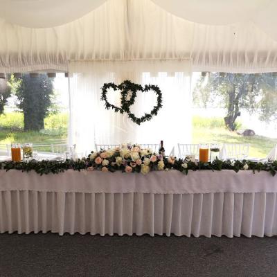 Dekoracja stołu M. P. na wesele w namiocie Zamek von Treskov