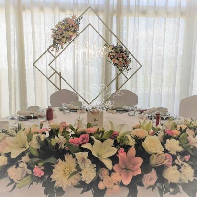 Napis świetlny led jako tło za Młodą Parą