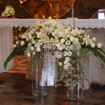 Dekoracja ołtarza w kościele