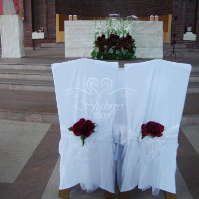 Dekoracja krzeseł Pary Młodej bordowymi piwoniami