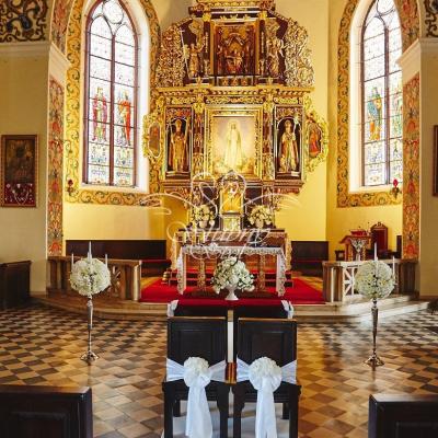 Krzesła Pary Młodej udekorowane biała hortensją i białą wstążką