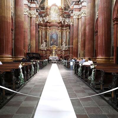 Dekoracja ławek liliami i populusem w Farze Poznańskiej