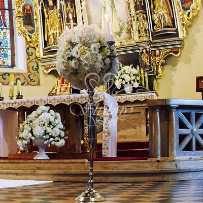 Dekoracja ołtarza na biało w Miłosławiu 