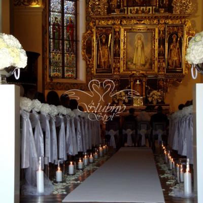 Dekoracje kwiatowe na postumentach naślub