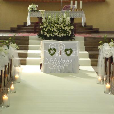 Urocze serduszka wykonane z żywej zieleni - dekoracja krzeseł Pary Młodej