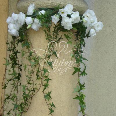 Dekoracja filara kwiatami i zielonymi dodatkami