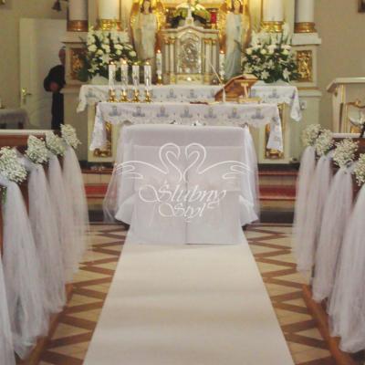 Przy ławkach delikatny tiul i bukieciki z gipsówki