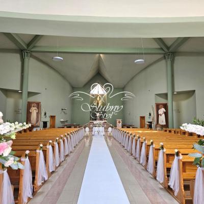 Dekoracja kościoła w Przeźmierowie na ślub